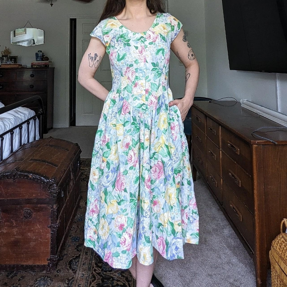 Vintage Bedford Fair Floral Cottagecore Pointed Bodice Midi Dress